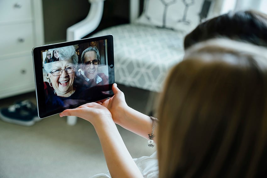 Mujer hablando en videoconferencia en la tableta de sus abuelos