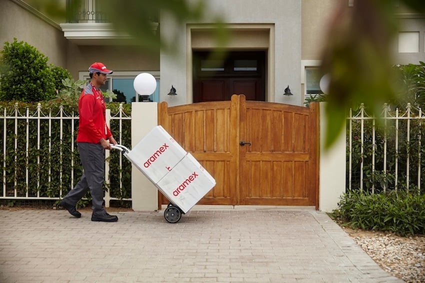 Repartidor de Aramex entregando los paquetes