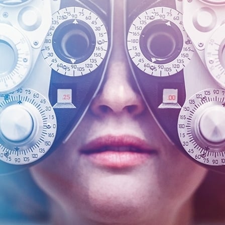 Los ojos de una mujer siendo examinados con un foróptero. Podría también mostrar a un oftalmólogo.  