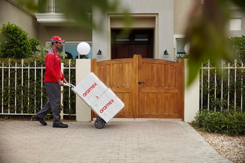 Repartidor de Aramex entregando los paquetes